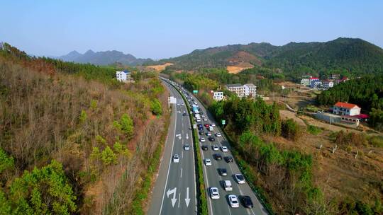 湖南高速路节假日车流量巨大堵车