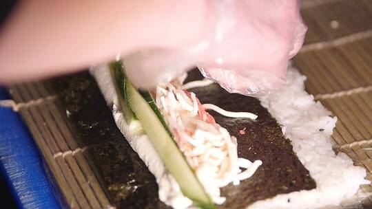 寿司制作过程。
