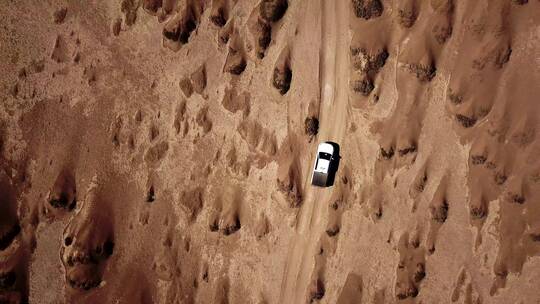 航拍穿越沙漠的车辆