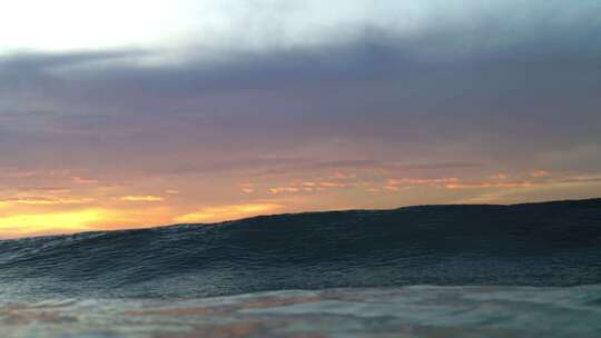 夕阳黄昏海上冲浪