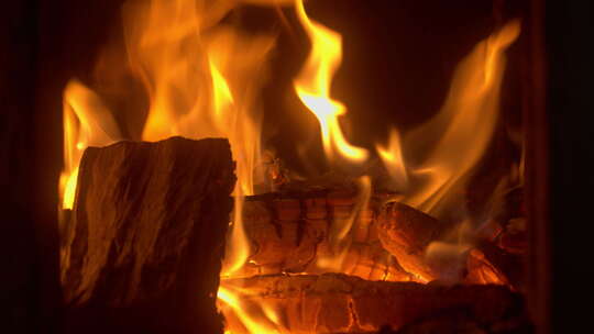 冬天壁炉篝火取暖外面狂风呼啸