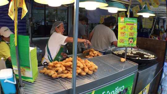 在街上卖甜甜圈的食品小贩