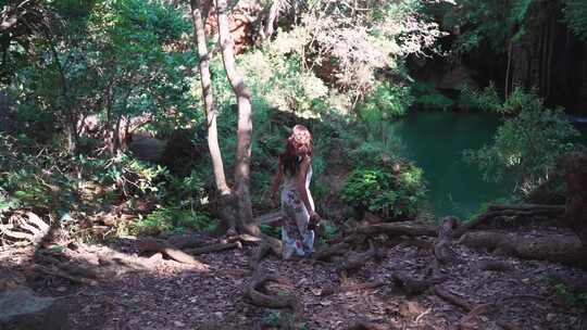 女人在山林间走路