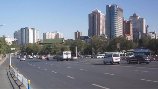 城市的道路上汽车行驶