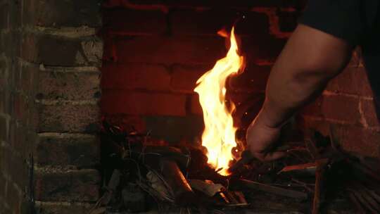 《熊熊烈火中的传统锻造艺术》视频素材模板下载