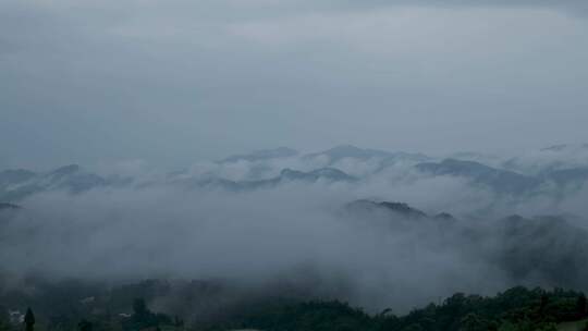 高山群峰雨雾缭绕