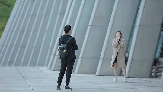 深圳音乐厅外拍照的游客路人