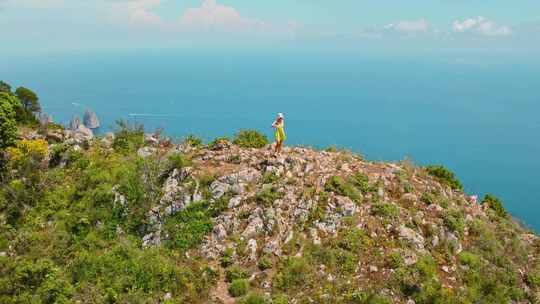 观光，女人，崎岖的山顶，海岸