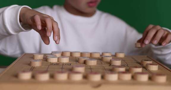 中国小男孩在下棋中国象棋8K实拍