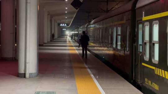 夜晚站台绿皮火车旅客视频素材模板下载