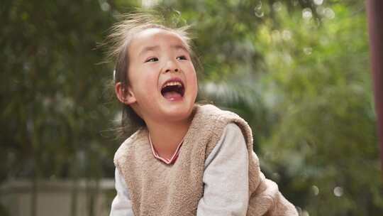 阳光公园里开心快乐的小女孩微笑视频素材模板下载