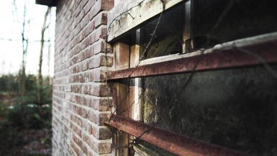 破损的旧砖房窗户