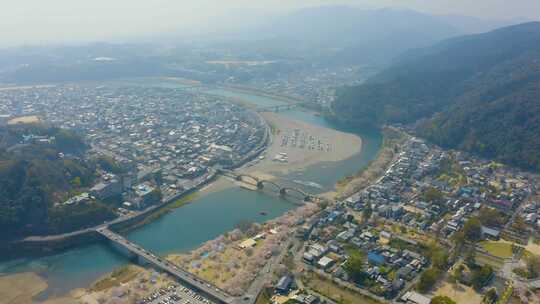 城镇和山脉之间的河流弯曲