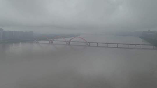 长沙暴雨，实拍湘江洪峰过境长沙