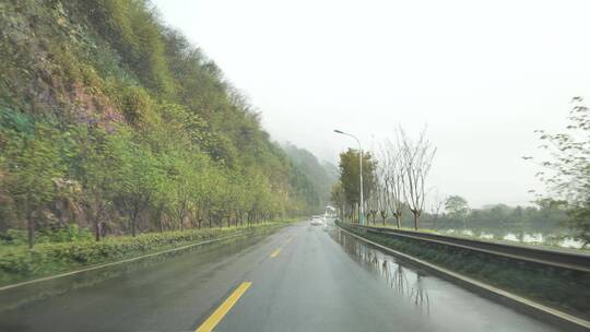 浙江杭州高速公路雨中风景