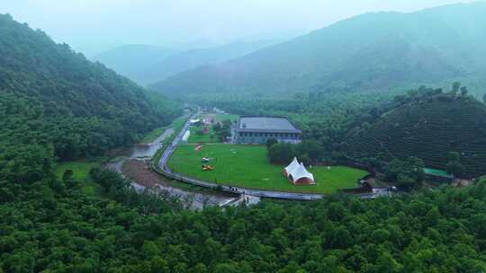 山谷间的帐篷营地大草坪