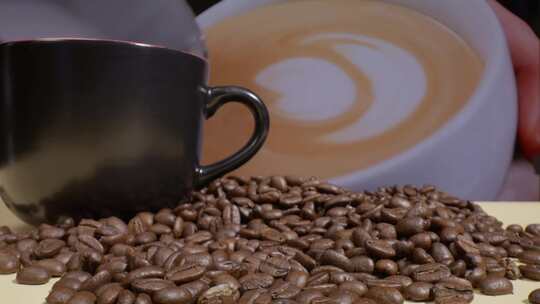 咖啡杯、咖啡豆的镜头视图和带咖啡的咖啡杯