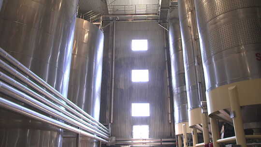 实拍葡萄产业园酿酒发酵设备