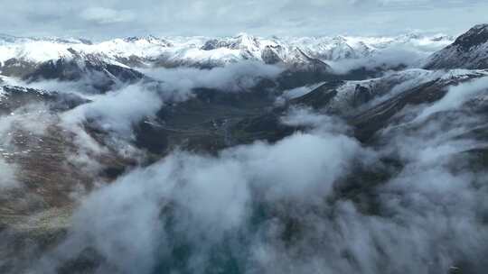 航拍西藏那曲萨普神山云雾缭绕冰湖景观