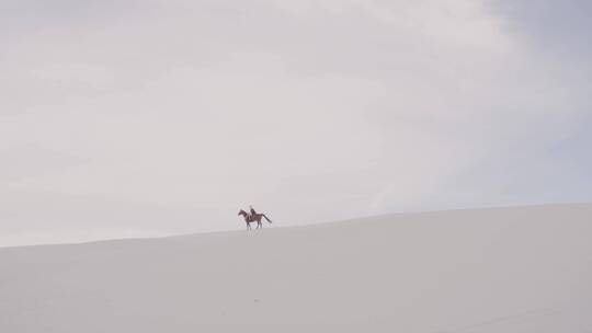 人骑马在穆斯林沙漠行走