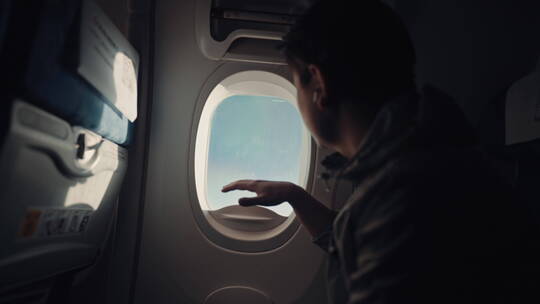 旅行途中人物探头望向窗外