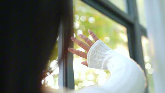 女生休闲居家享受美好阳光