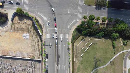 航拍俯视怡心湖区域的道路