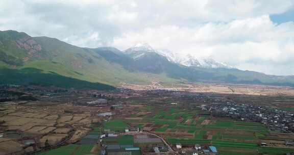 玉龙雪山、圣女湖、山下村庄