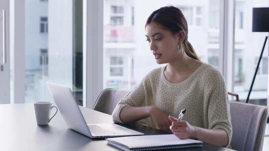 女性居家使用笔记本电脑记录