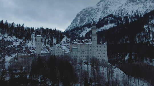 冬日的新天鹅堡。巴伐利亚阿尔卑斯山