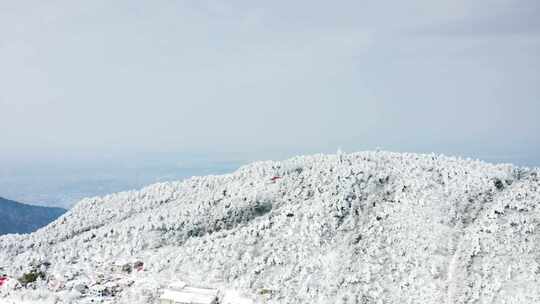 庐山雪景下的寺庙