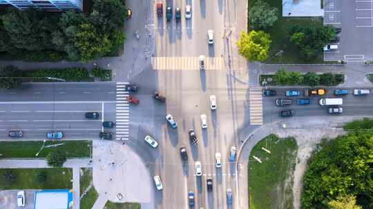 十字路口红绿灯车辆汽车行驶车流城市道路