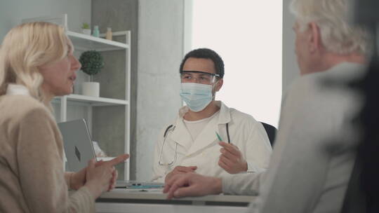 医生跟患者沟通治疗方案视频素材模板下载