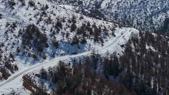 航拍雪后公路行车