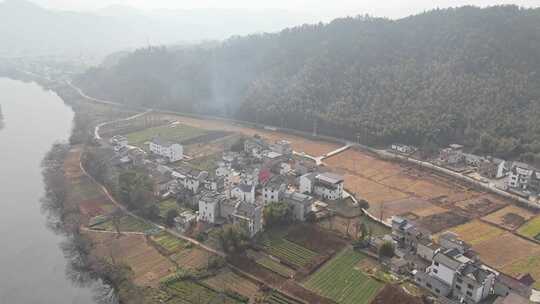 流经安徽休宁县龙湾村的率水河畔周边风景