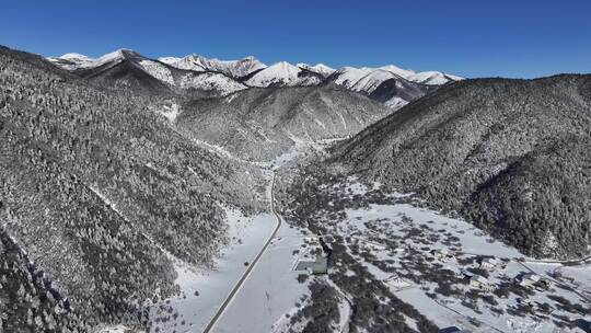 云南普达措国家公园冬季雪景航拍