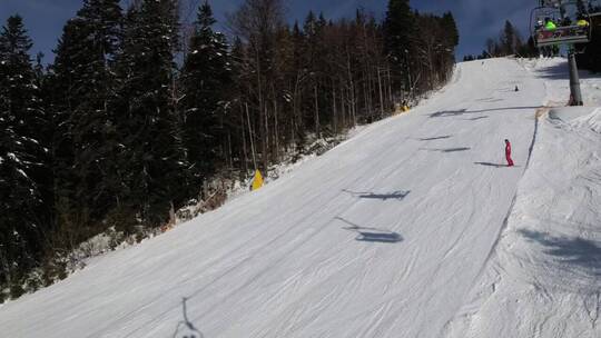 山道上滑雪缆车的影子