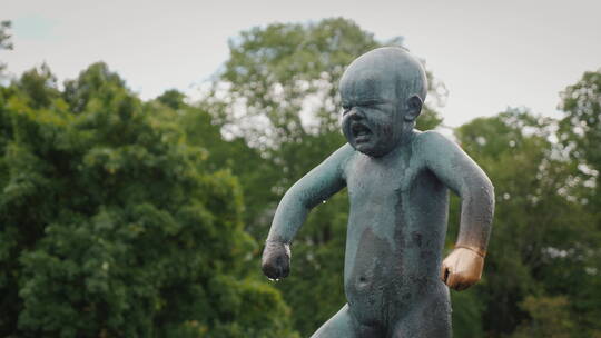 古斯塔雕塑公园里一个生气的小男孩雕塑
