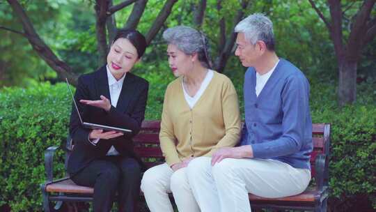 微笑服务 为老人讲解