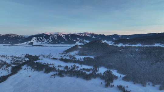 新疆阿勒泰地区禾木风景区雪山自然风光