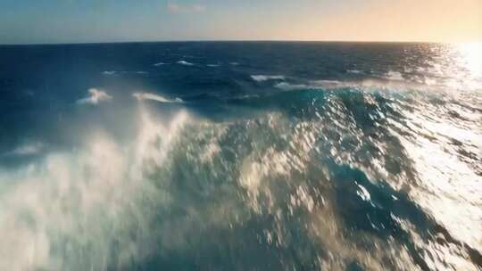 海上夕阳下的波浪景观