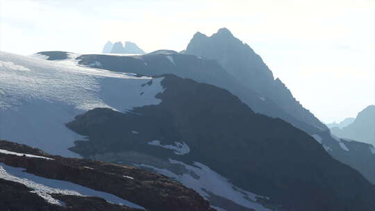 日出时法国阿尔卑斯山天际线的平滑平移，Les Deux Alpes。专业资源