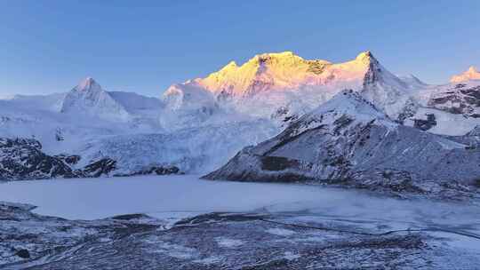 中国西藏那曲市萨普神山雪山日照金山航拍