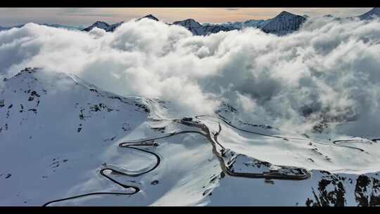 雪域高原公路，雪山云雾缭绕视频素材模板下载