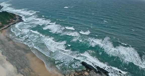 海岸礁石海浪航拍惠州黑排角惠东