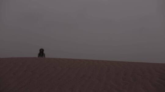 女孩少女独自一人沙漠行走视频素材模板下载
