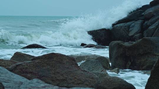 海浪慢镜头海浪拍打礁石