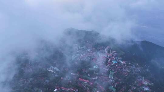 云雾下的庐山牯岭镇航拍视频
