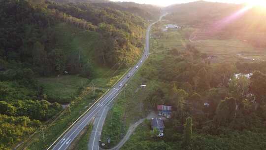 农村道路上车辆的无人机视图