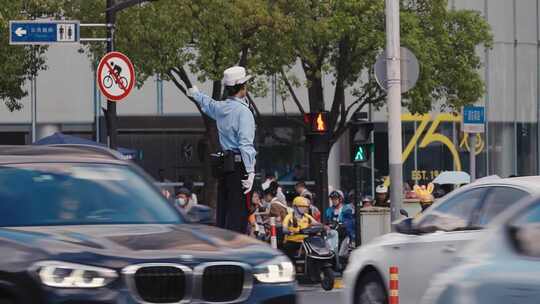 交警女交警十字路口指挥交通文明城市红绿灯